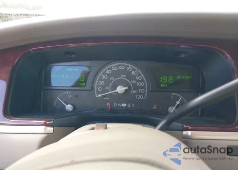 2003 Lincoln Town Car Signature z USA, uszkodzony, nr VIN 1LNHM82W13Y650707